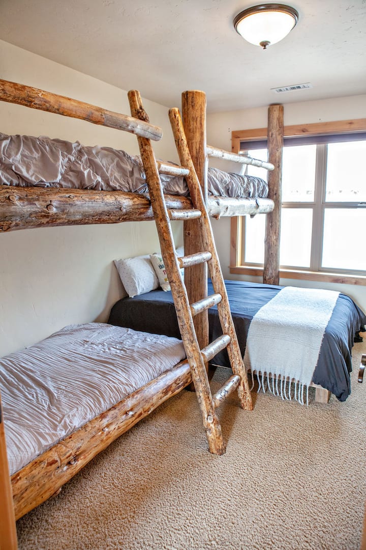 Спалня - горно ниво
3 единични легла и двойно легло