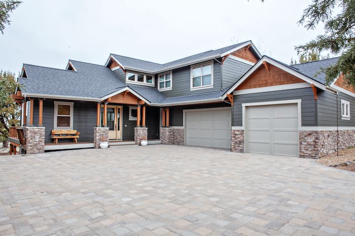 Stunning mtn Views, sleeps 14, Hot tub, rec passes