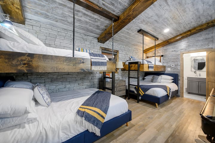 2 letti queen-size e 2 letti a castello con materassi di qualità super comodi e biancheria da letto di alta qualità.