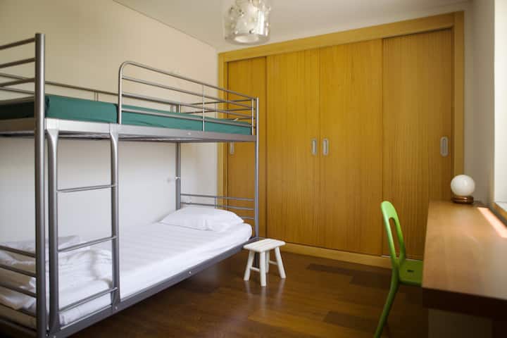 QUARTO - 2 SINGLES WITH EXTRA BED AVAILABLE (max 3 guests)