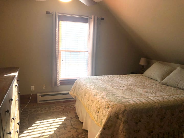 Chumba cha kulala #3 w/kitanda cha malkia; kinajumuisha televisheni kwenye kabati la kujipambia (nje ya mwonekano kwenye picha)