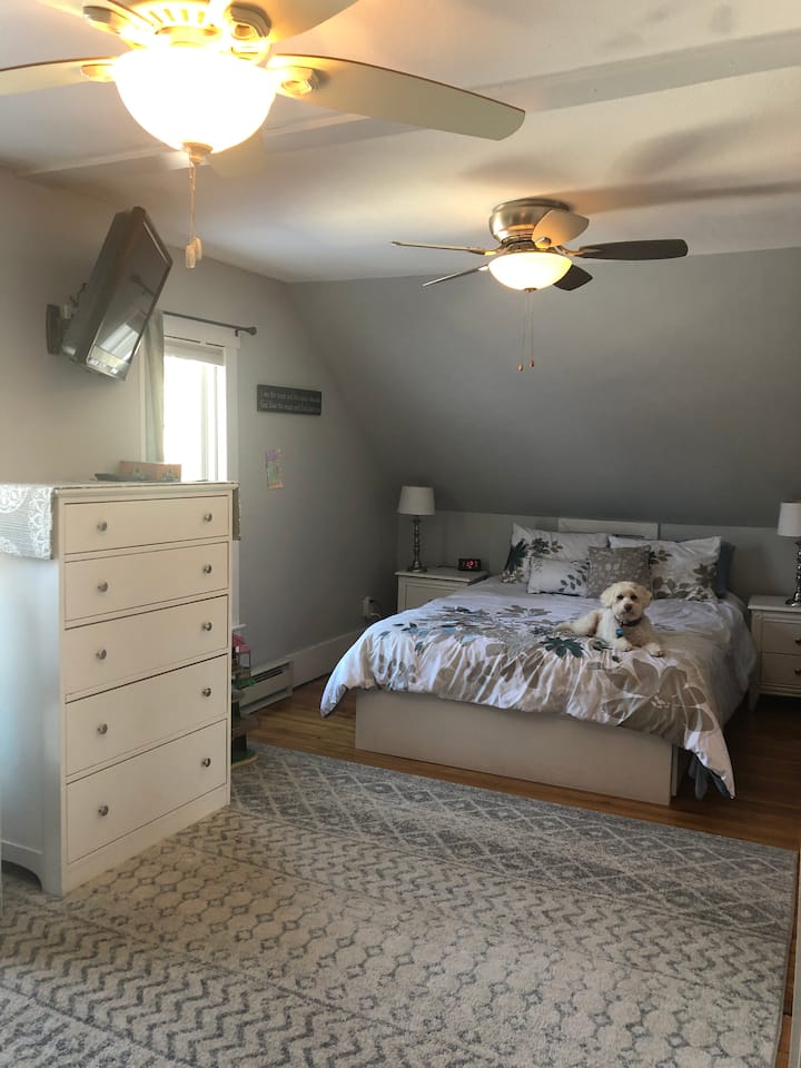 Chumba cha kulala #2 w/kitanda cha malkia - mbwa hajajumuishwa :)