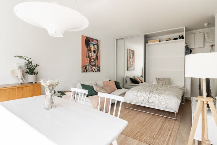 เตียงพับขนาด 120 ซม. เปิดออกจากตู้ประตูกระจก สามารถซ่อนตัวได้อย่างสะดวกสบายทั้งวันและเพิ่มพื้นที่ว่างให้มากขึ้น