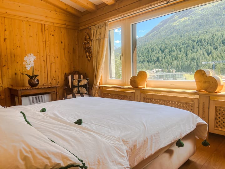 Dormitorio delantero, cama tamaño king, sábanas Percal, TV pequeña con reproductor de DVD.