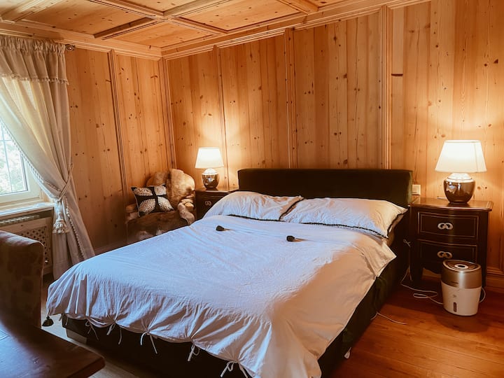 Dormitorio principal con baño privado, sábanas Percal.