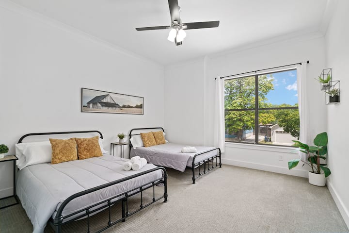 Одлично за сместување на повеќе гости, оваа спална соба има два брачни кревета за вашите пријатели и семејството добро да се одморат по денот поминат во истражување на сѐ што нуди Далас! 