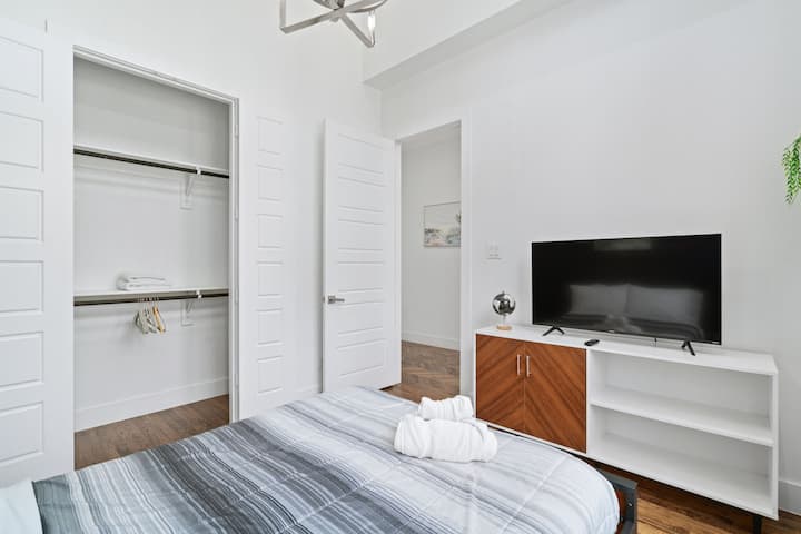 Оваа шармантна приватна спална соба има кревет во целосна големина, одличен за опуштање и опуштање! Гледајте ги омилените серии и филмови од удобноста на сопствениот кревет! Оваа спална соба е погодно лоцирана на долниот кат. 