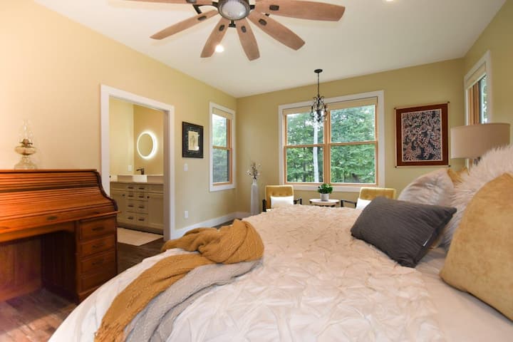 Chambre principale avec un lit King Size, un dressing et une salle de bain complète