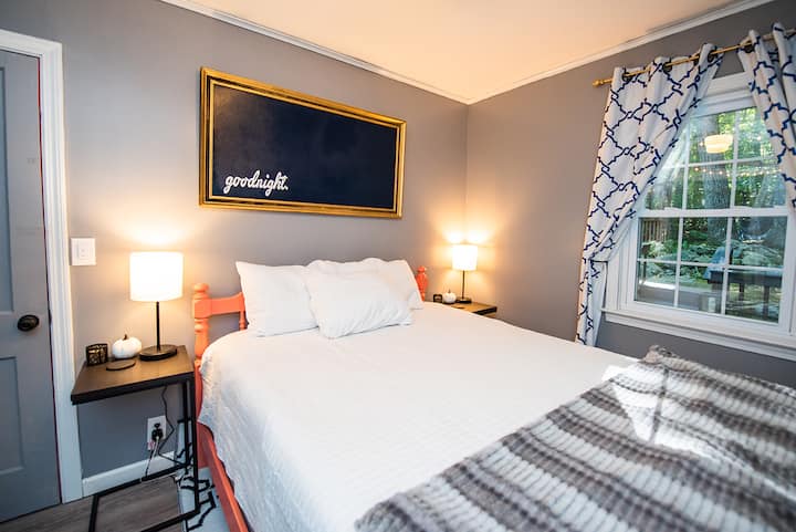 ห้องนอนใหญ่ - เตียงควีนไซส์, พัดลมเพดาน, ตู้เสื้อผ้าพร้อมตู้เสื้อผ้า, กระจกยาวเต็มตัว