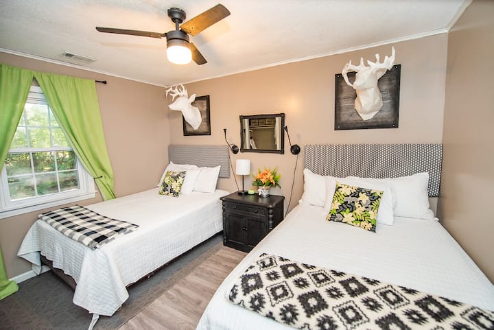 ห้องนอน 2 - เตียงใหญ่ 2 เตียงพัดลมเพดานตู้เสื้อผ้าพร้อมตู้เสื้อผ้ากระจกยาวเต็มตัวเตียงแฝด