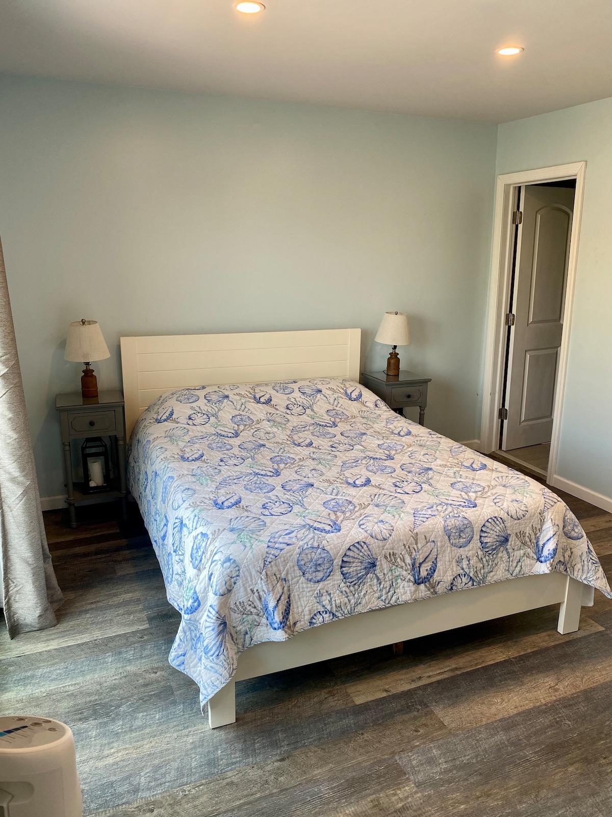 1. spavaća soba s bračnim krevetom, ormarom, izlazom na balkon i kupaonicom s WC-om 