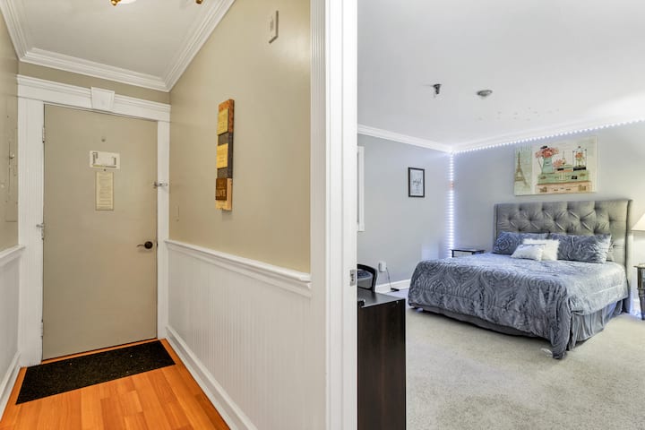 Jemné osvetlenie a ambientné LED pásové osvetlenie vytvárajú teplú a príjemnú atmosféru. Štýlová lampa a praktický nočný stolík dotvárajú celkový vzhľad a robia z tejto izby ideálne miesto na odpočinok a relax.