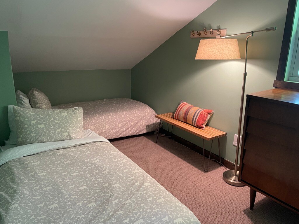 Dhomë gjumi në katin e sipërm me 2 dyshekë dopio