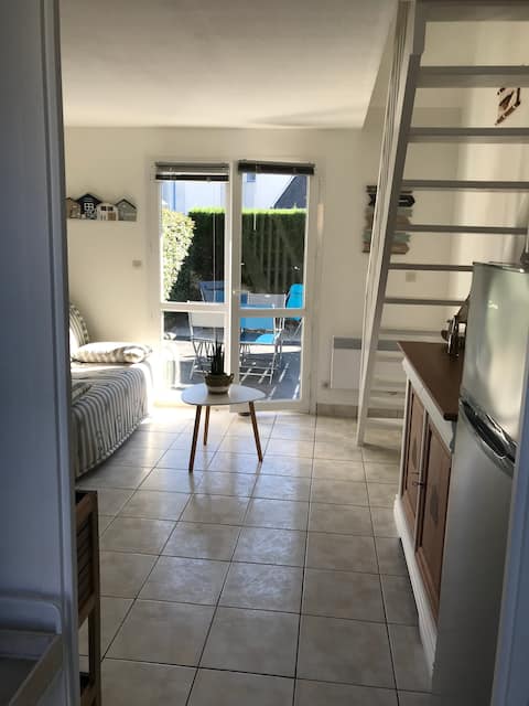 Propriété Airbnb réussie: Small blue house in Batz-Sur-Mer with garden à Batz Sur Mer