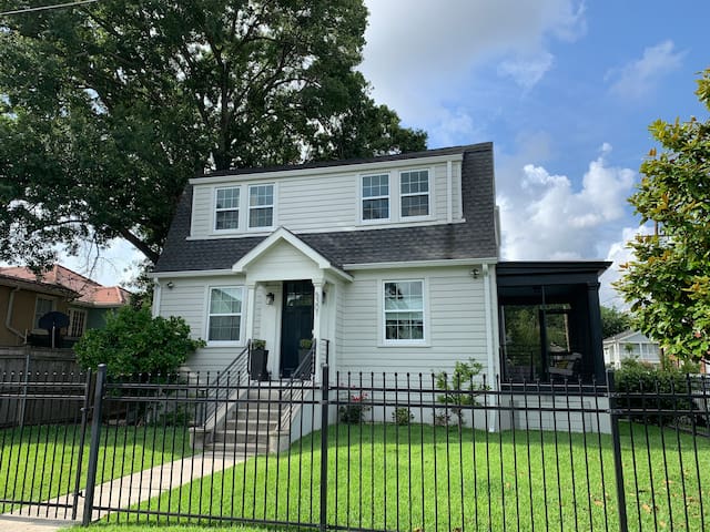 ByTulane&Loyola Univ Modern Sunny Close