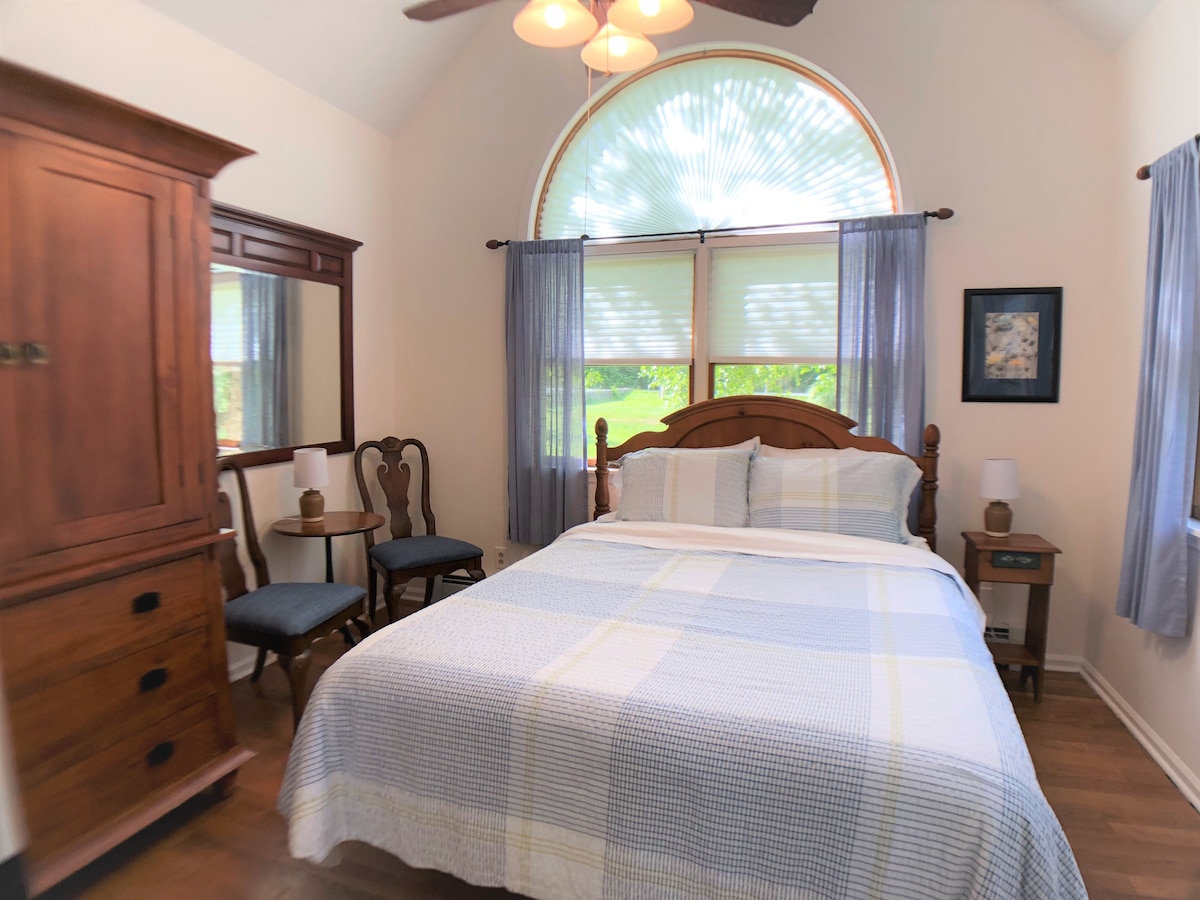 غرفة نوم في الطابق الأرضي بعيدًا عن غرفة المعيشة.