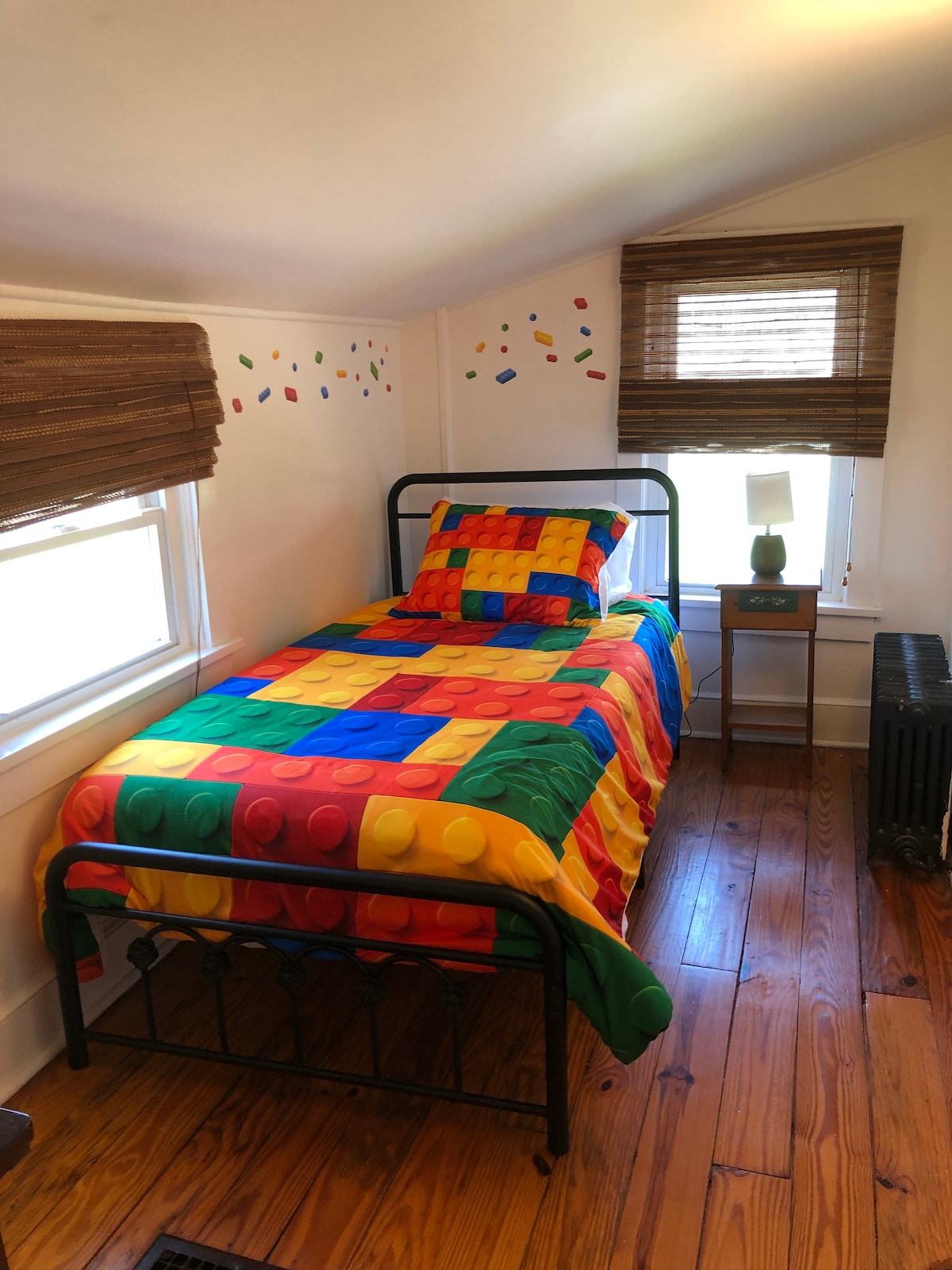 غرفة نوم في الطابق الثاني. سرير فردي. خزانة صغيرة غير معروضة. 