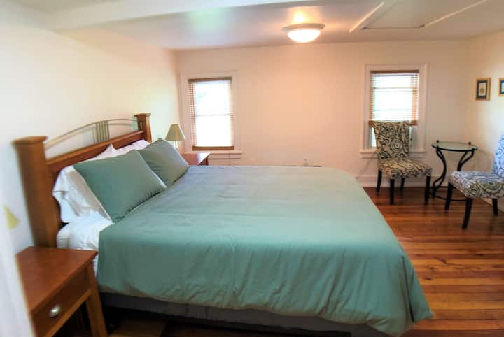 Chambre au deuxième étage. Matelas en mousse/gel à mémoire de forme.  Placard complet. Climatiseur de fenêtre.