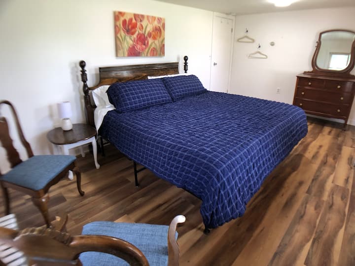Vue au deuxième étage avec commode.