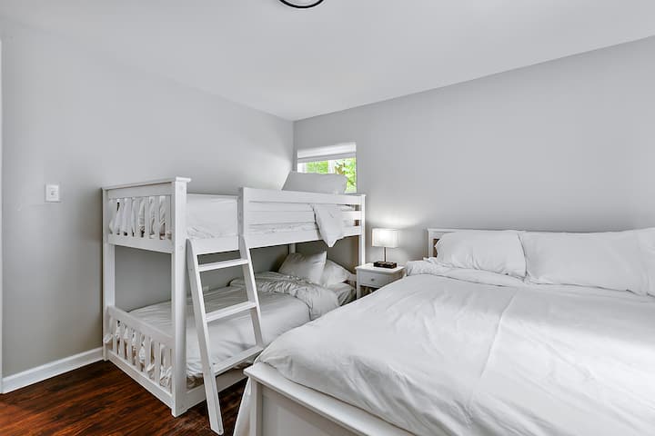 เตียงสองชั้นคู่และเตียงควีนไซส์ในห้องนอนที่ 2
