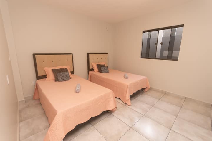 Chumba cha 1 - chenye vitanda viwili vya ukubwa wa "mtu mmoja". Magodoro mapya yenye starehe.
**Ina kiyoyozi **