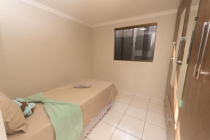 Chumba cha 2 cha kulala - kitanda cha mtu mmoja, godoro jipya, lenye starehe sana.
 Chumba HAKINA kiyoyozi, ni feni tu.