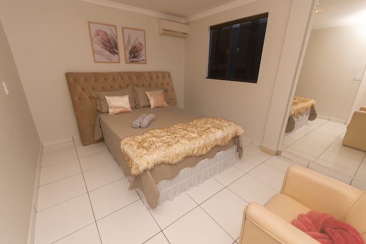 Chumba cha 3 cha kulala - kwenye chumba, kitanda cha watu wawili. Godoro jipya lenye starehe sana.
Ukiwa na kiyoyozi.