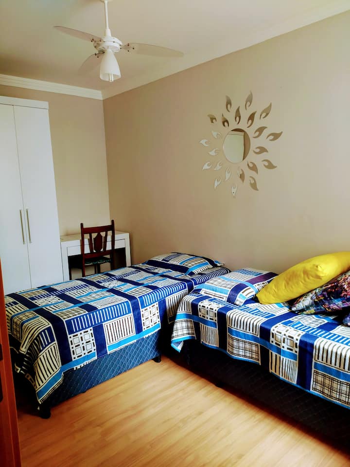 חדר יחיד עם עוזרים