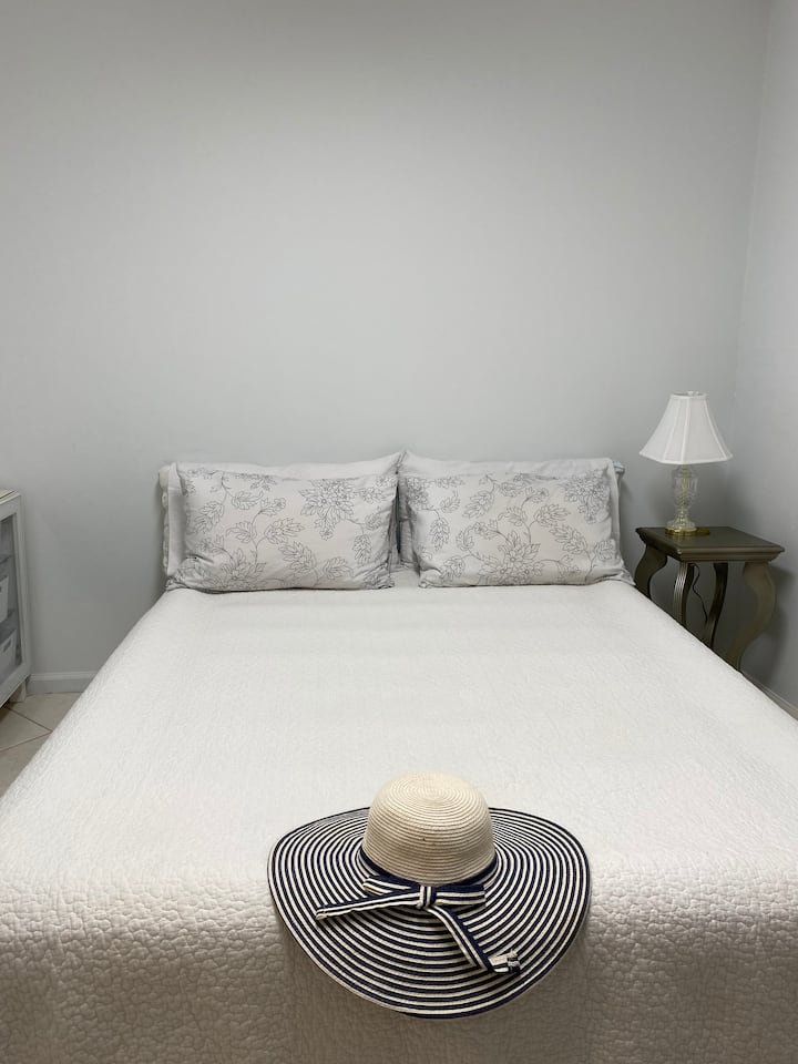 ห้องนอนกลางซึ่งมีพื้นที่ทำงาน