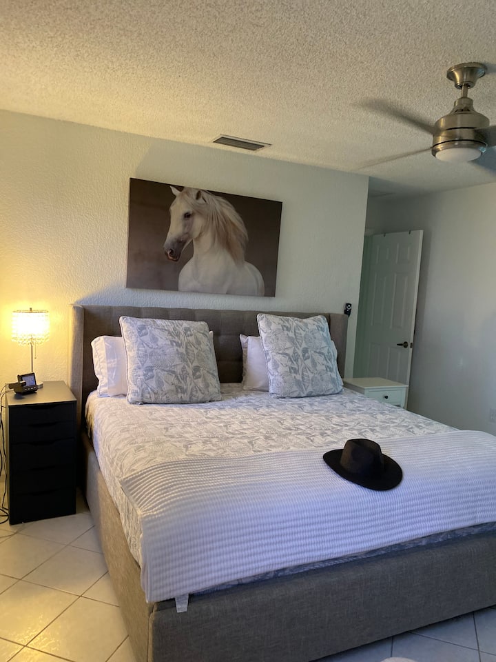 ห้องนอนใหญ่พร้อมเตียงขนาดคิงไซส์