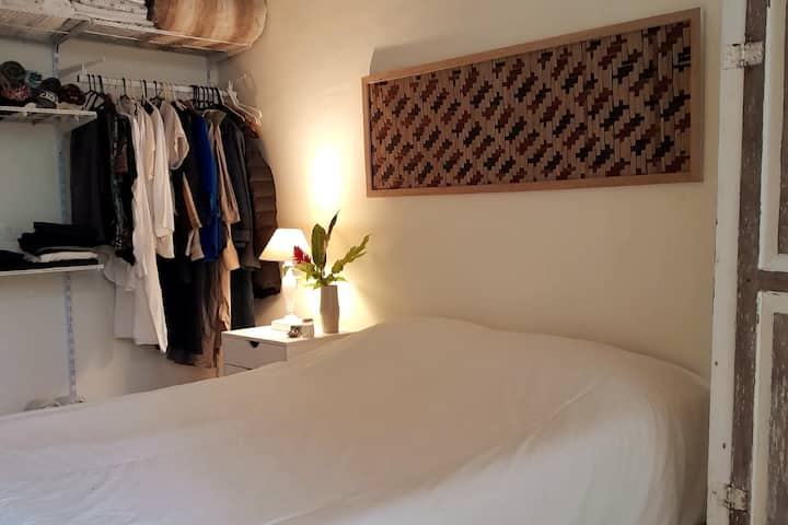 Spavaća soba 1 ima: macaw i ormar za odjeću, ogledalo i vanjsku kupaonicu.