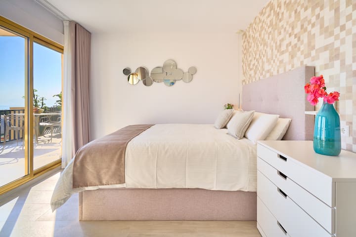 Sleep soundly! professional hotel linens, comfy beds, blackout blinds