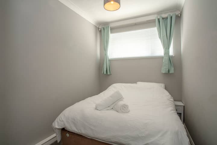 בחדר שינה 2 יש מיטת היפנוט ומזרן.