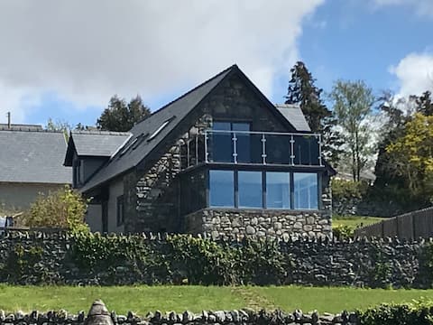 Top performing Airbnb: Luxury detached house with coastal sunset views in Llanddwywe, Llanenddwyn