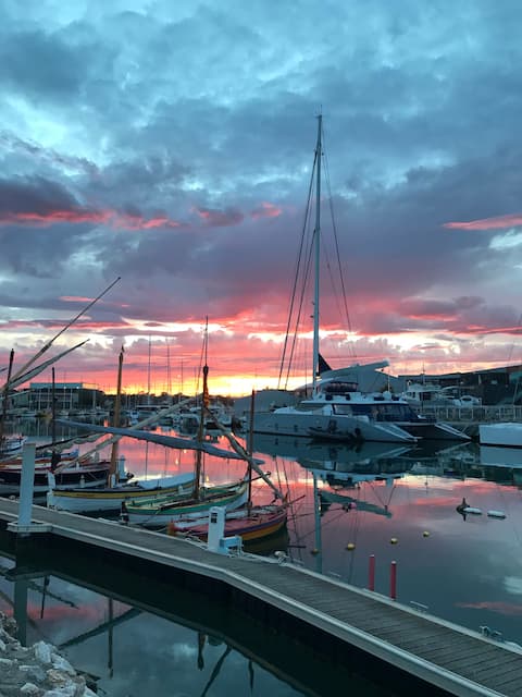 Airbnb performant: Peace of mind – parking, air-conditioned at the marina à Canet En Roussillon