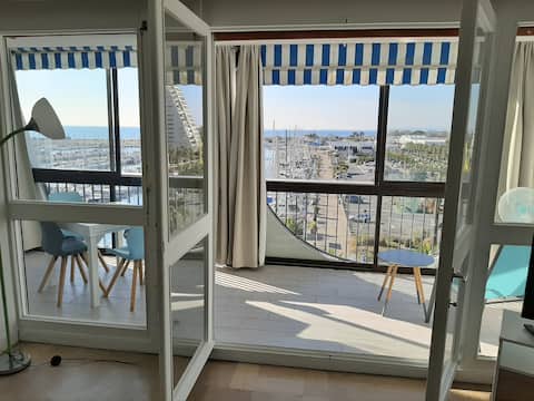 Annonce Airbnb populaire: Large studio with harbor and sea view, air conditioning, parking à La Grande Motte