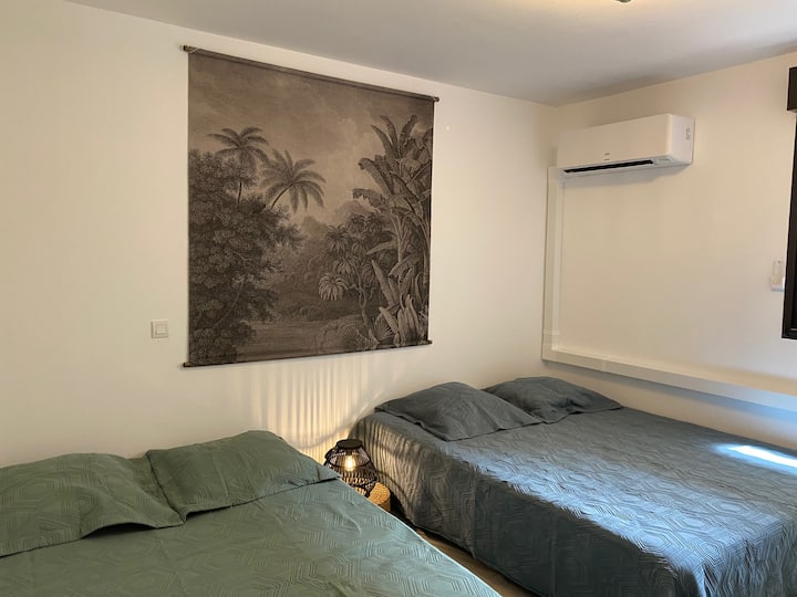 غرفة نوم 2 بسريرين (واحد 140 سم والآخر 160 سم)