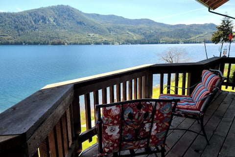 Private 2 bedroom beach oasis with kayaks! View eagles, deer, salmon and more from your covered deck