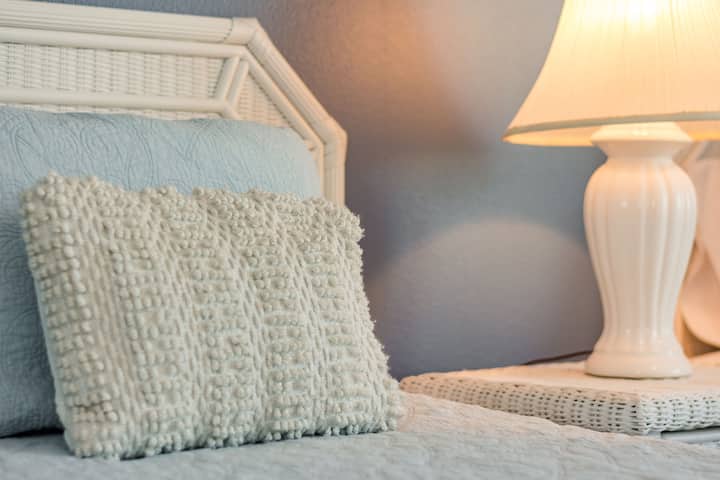 أغطية أسرّة فاخرة ومجهزة تجهيزًا جيدًا.