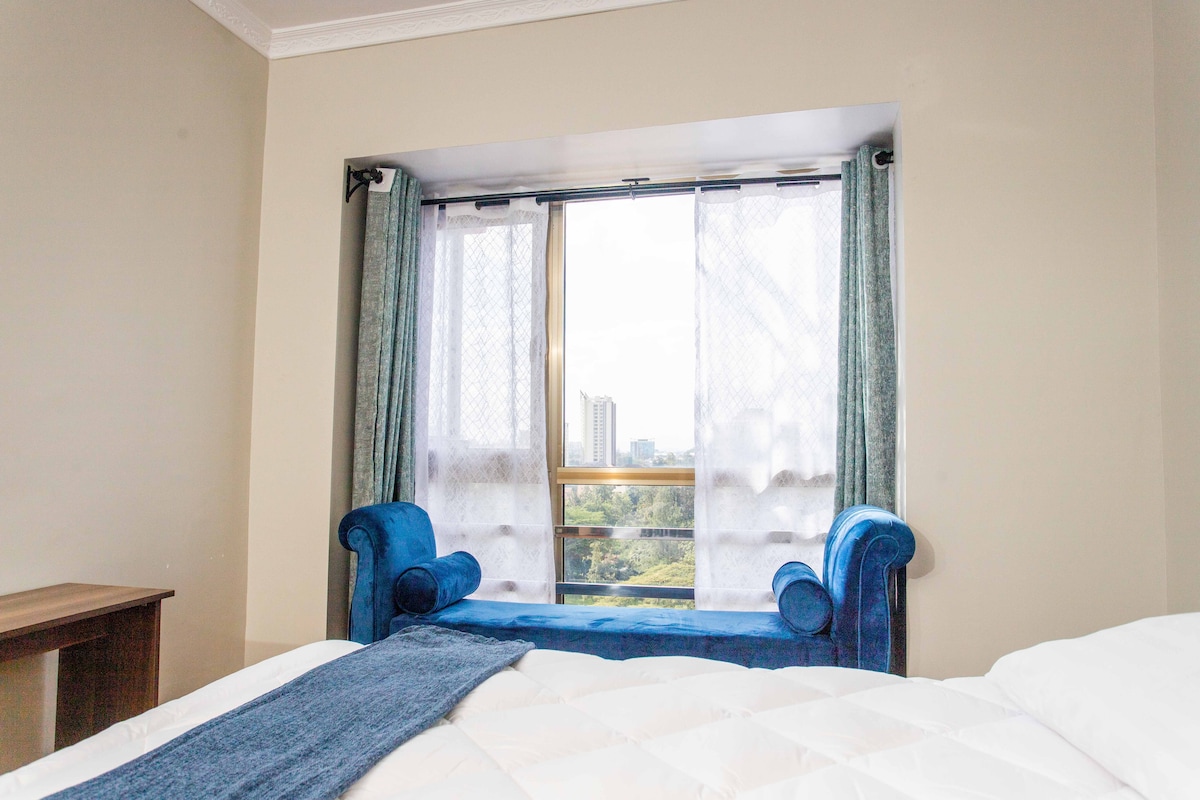 Hiki ni chumba chako kikuu cha kulala chenye mandhari nzuri ambayo unaweza kufurahia ukiwa umeketi kwenye benchi la kusoma.