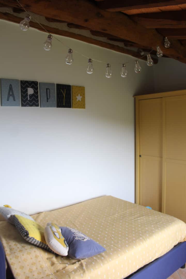 Segundo dormitorio con una cama individual y media 