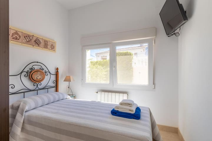 Amplio dormitorio con cama individual y ventana con vistas al exterior. 