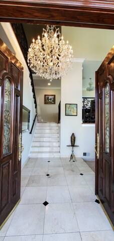 Large Luxurious LA House Central Location gallery image 3