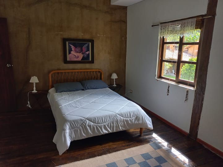 Dhoma e gjumit 3 lart me krevat dopio dhe banjë të përbashkët