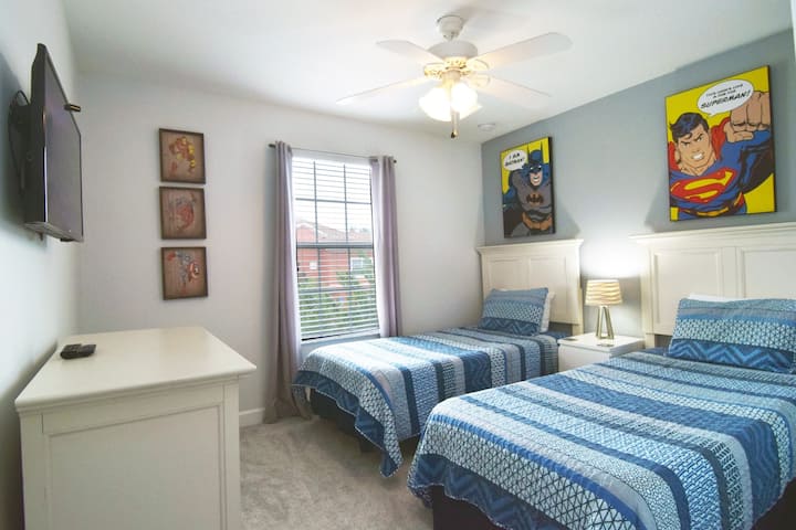 ห้องนอนเตียงแฝดซุปเปอร์ฮีโร่พร้อมทีวีอัจฉริยะและพัดลมเพดาน