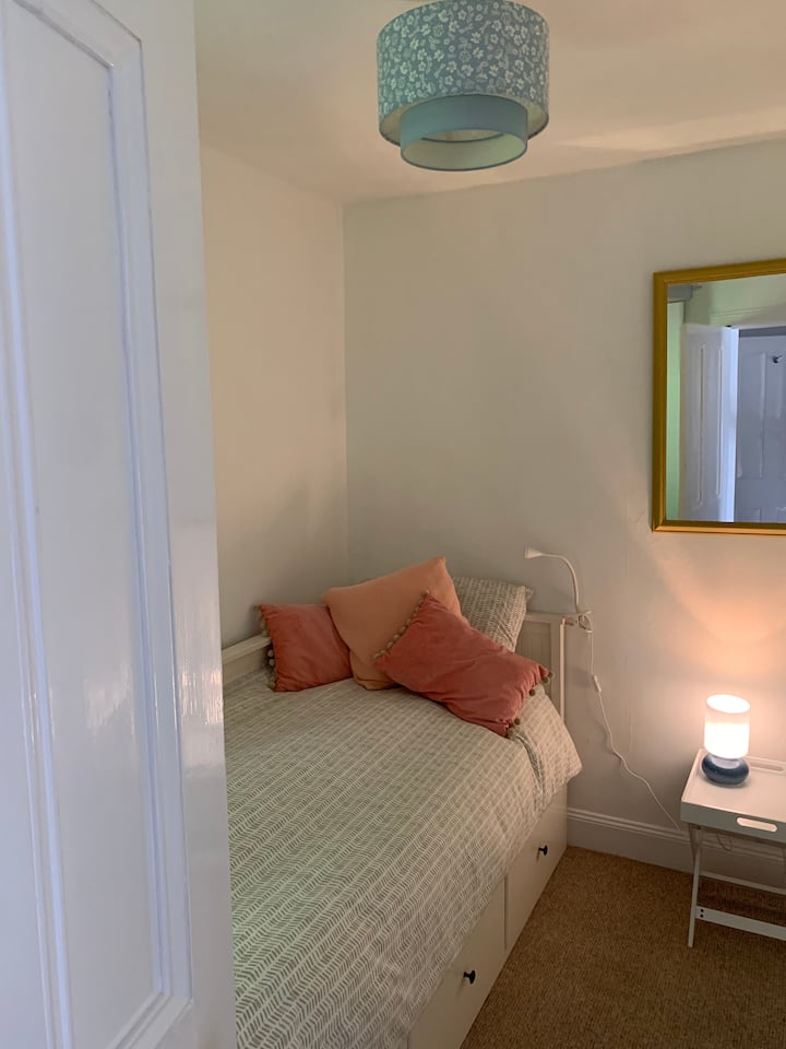 Eenpersoonskamer, bed kan worden uitgetrokken om een tweepersoonsbed te maken.