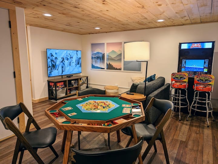 Salle de récréation au sous-sol avec télévision connectée 65", machine d'arcade, jeux de société, Xbox 360 avec Kinect - apportez vos connexions et diffusez une soirée cinéma !

Le canapé se plie en un lit Queen Size.
Table de jeu pliante avec une vraie sensation pour vos soirées jeux de société et poker