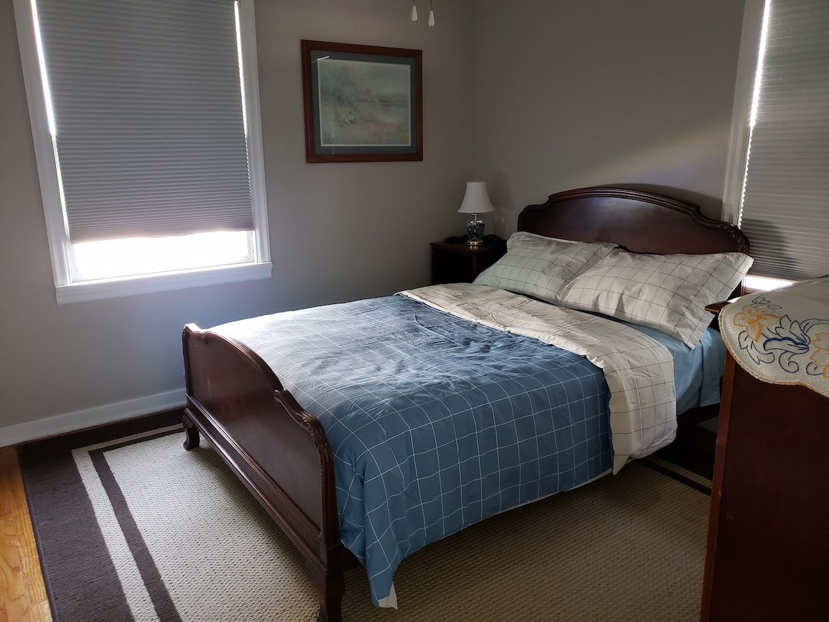 这间客房拥有复古风情，配有古董双人床和床头柜，还有一个较旧的樱桃木梳妆台。