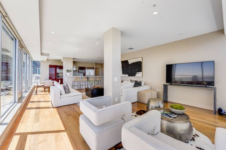 Stunning luxury condo with best views in SF! gallery image 2