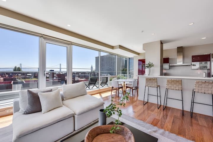 Stunning luxury condo with best views in SF! gallery image 4